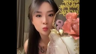 TikTok Nip Slek, Cewek China Pamer Isi BH Sampai Kelihatan