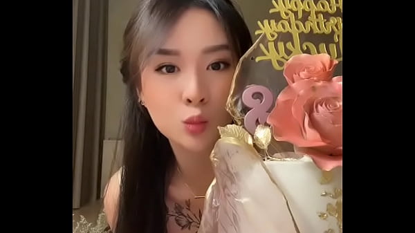 TikTok Nip Slek, Cewek China Pamer Isi BH Sampai Kelihatan