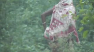 Wanita India mengencingi