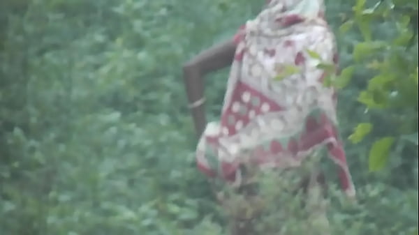 Wanita India mengencingi