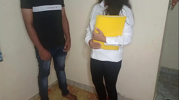 बॉस की सैलरी बढ़वाने के लिए सेक्रेटरी ने ऑफिस के बाथरूम में ही चुदवा ली, आवाज़ें गूंज उठीं!