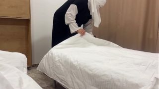 Pelayan hotel Arab menggoda tamu dengan liang sempitnya di kamar
