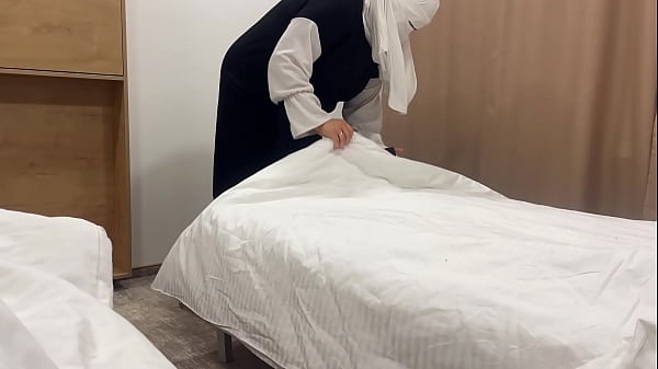 Pelayan hotel Arab menggoda tamu dengan liang sempitnya di kamar