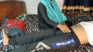 Gairah Terlarang: Menggoda Teman Sekolah Anak Tiriku yang Lebih Tua