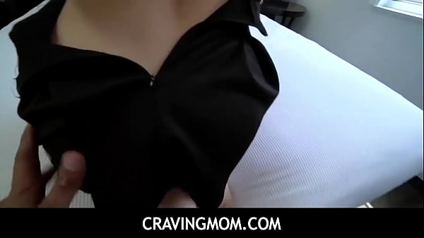 Dani Jensen, Ibu Tiri Seksi dan Montok, Menggoda Anak Tirinya untuk Seks Terlarang