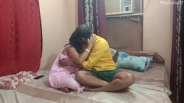 Desi ghar ka sexy vhabi chodai, desi style mein, Hindi audio ke saath garam aur romantic!