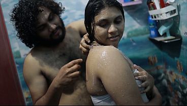 Cewek India mandi panas, abang tiri langsung gregetan
