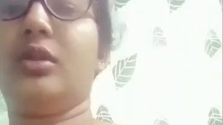 Bengali cantik buka bra sambil mainin putingnya yang tegang