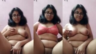 Cewek chashmish toket gede meremas susu dan jari-jarinya sendiri