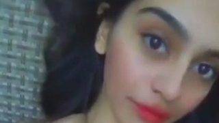 Cewek India imut telanjang genit.