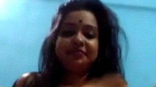 Cewek India manis pamer pantat montok sambil jari-jari mainin memek basah