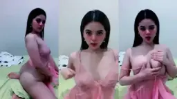Pantat montok menggoda host ganteng, bikin ngiler nih