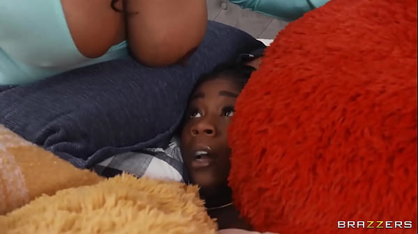 Gadis Kesepian Nge-Bantal Sambil Minta Digilir Dua Kontol / Video Panas Brazzers Full Download di https://zzfull.com/haz