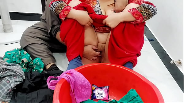 Bantu kakak tiri cuci baju, bayarannya ngentot lewat belakang pake audio Hindi