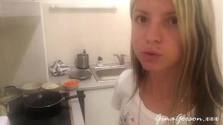 Aku lagi masak borch Rusia sambil bayangin tubuhmu basah kena kuah panas.
