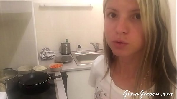 Aku lagi masak borch Rusia sambil bayangin tubuhmu basah kena kuah panas.