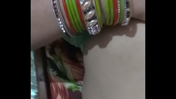Desi aunty lagi pamer memek basah, bikin kontol tegang
