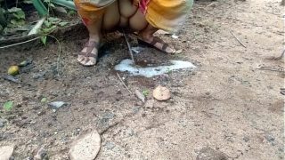 Tonton bokep tante desi kencing di alam liar, wajib lihat!