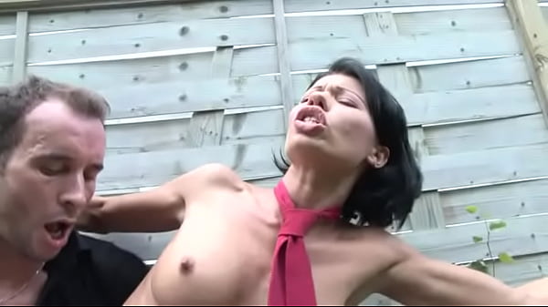 Cewek ABG ngentot di belakang sekolah, telan habis sperma