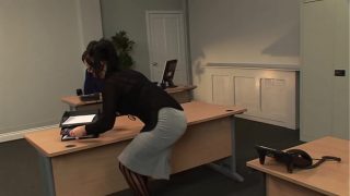 Kerry Louise nungging di meja bos, siap digocoh dari belakang.