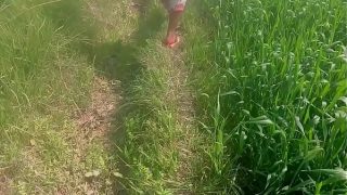 Ibu-ibu India desi lagi nikmatin ngewe di luar sama cowok muda, bikin basah semua.