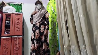 Bu guru ngeliat murid lagi colmek, langsung diajak ngewe.