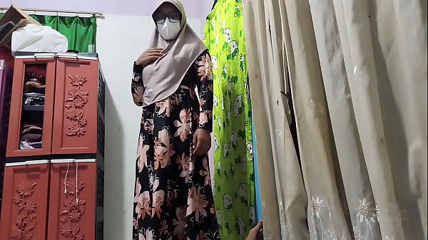 Bu guru ngeliat murid lagi colmek, langsung diajak ngewe.