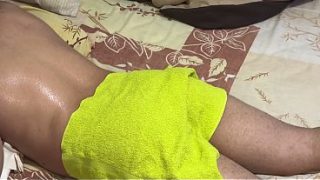 Ibu mertua montok bantuin mantu, pijatan malah jadi panas dan nafsu
