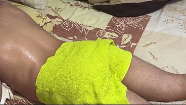 Ibu mertua montok bantuin mantu, pijatan malah jadi panas dan nafsu