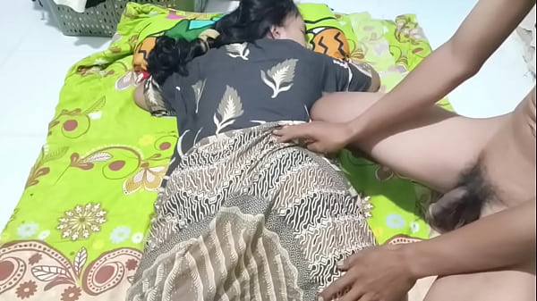 Ngentot bu Ratna, istri seksi yang lagi haus sentuhan.