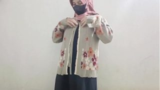 Gadis berjilbab colmek pakai timun sampai basah.