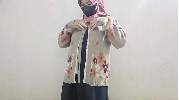Gadis berjilbab colmek pakai timun sampai basah.
