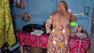 Ngentot istri temen sendiri pas lagi sibuk masak, bikin makin basah