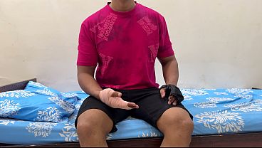 Ibu tiri bantu anak tiri yang luka mandi, malah godain dia. Akhirnya berujung ngewe, ngehisap kontolnya dulu, baru digenjot keras.