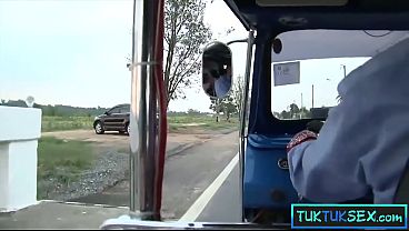 Ibu-ibu Thailand amatir digondol dari jalanan terus digebukin di mobil.