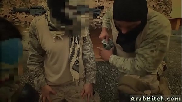 Gadis Arab ngentotin cewek lokal kerja