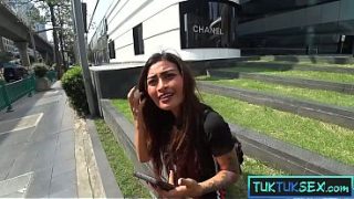 Payudara montok, tubuh mungil, ibu Thailand nakal main seru sama bule gede