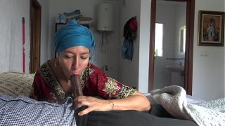 Pembantu hotel Turki malah ngiler pas liat tentara Amerika ngeluarin kontol hitam gede.