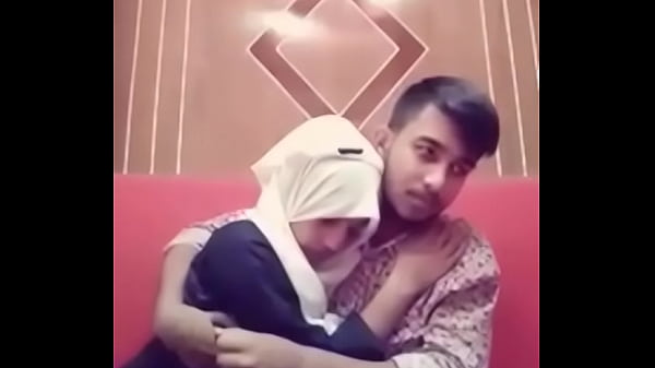 Desi pacar lagi ciuman panas di hotel, bibir nempel, badan merapat, siap-siap main