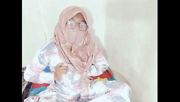 Tante seksi Indonesia lagi viral colmek pake botol, bikin makin basah