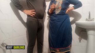 Bokep Punjabi Bhabhi digenjot Bihari di kamar mandi sambil ngrokok, suara Hindi Punjabi mesum bikin ngilu