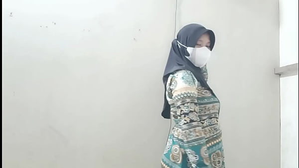 Ngentotin istri tetangga pas suaminya cabut kerja, crot di dalem