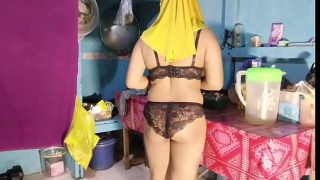 Lihat Bu Mertua masak pakai bikini, bikin pikiran panas dan nafsu naik.