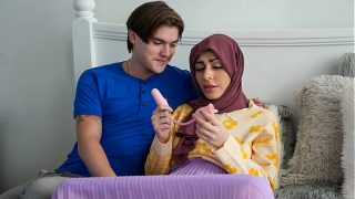 Malam natal panas, hijab tiri ngajak kakak tiri main ranjang—Hijablust