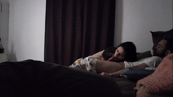 Tia gila ngatur biar bisa rebahan di sofa sambil nungging bareng ponakan bejat.