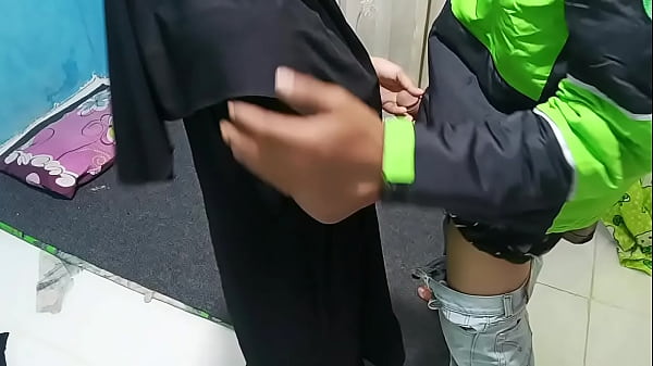 Goyangin kontol depan ojol, bikin dia ngaceng