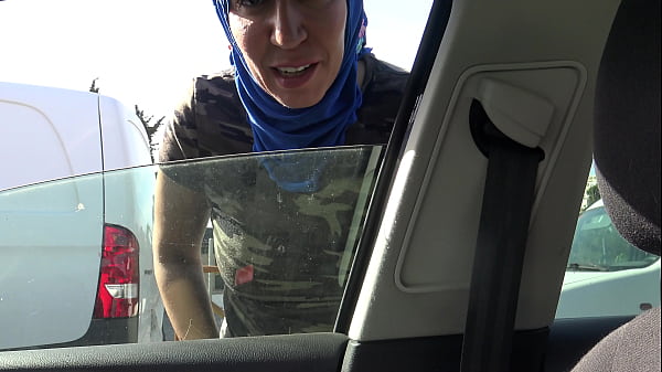 Gadis Arab Muslim Digoyang Kontol Hitam di Mobil Sambil Ngebut di Marseille
