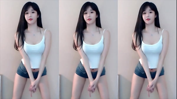 Cô gái Trung Quốc mặc áo dây nhảy tàu lượn siêu tốc, vòng 1 tung tăng khoe hàng cực gợi