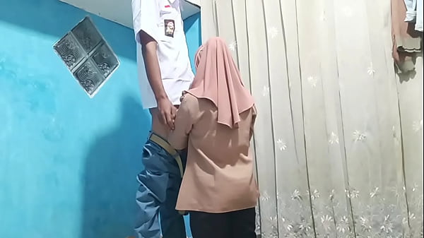 Murid ngewe bu guru pas pulang sekolah, sampe basah kuyup
