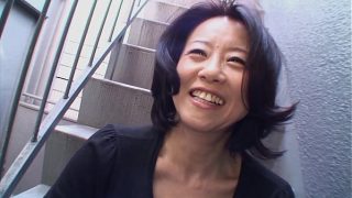 Cewek Asia brunette Junko Sakashita klepek-klepek sama cowok, sampe ngebuka tetek di pinggir jalan.